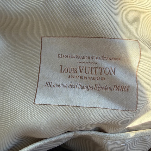 Louis Vuitton crossbody/shoulder bag